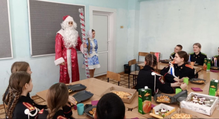 Накануне новогодних каникул ребята 8 К класса поздравили друг друга с праздником и подарили подарки..