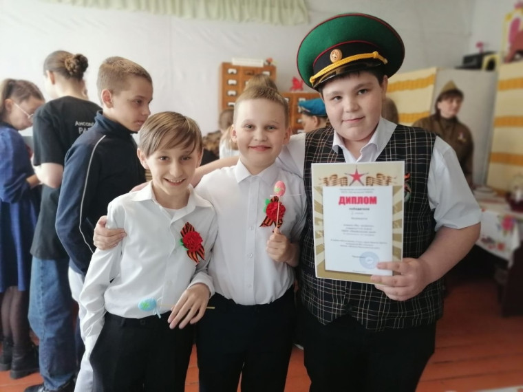 Учусь у героев Отчизну любить.