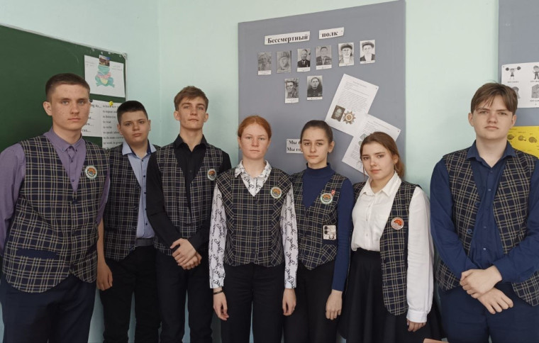 Накануне Дня Победы учащиеся 9 А класса оформили стенд «Бессмертный полк»..